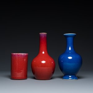 Two Chinese monochrome sang-de-boeuf and powder-blue-glazed vases and a brush pot, 18/19th C. — photo 2