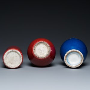 Two Chinese monochrome sang-de-boeuf and powder-blue-glazed vases and a brush pot, 18/19th C. — photo 7