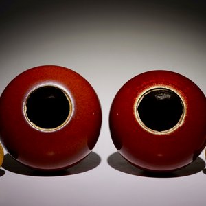 Two Chinese monochrome sang-de-boeuf-glazed covered jars, 19th C. — 照片 2