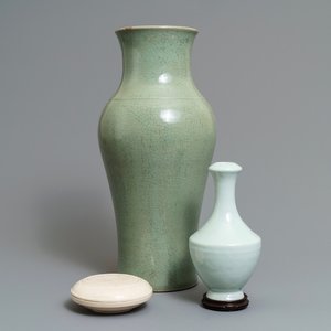 Two Chinese monochrome vases and a Dehua blanc de Chine box and cover, 18/19th C. — 照片 1