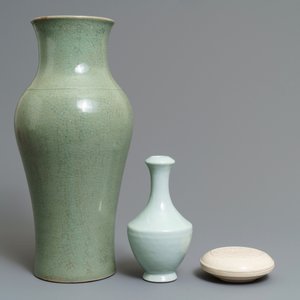 Two Chinese monochrome vases and a Dehua blanc de Chine box and cover, 18/19th C. — 照片 2