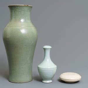 Two Chinese monochrome vases and a Dehua blanc de Chine box and cover, 18/19th C. — 照片 4