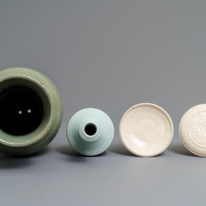 Two Chinese monochrome vases and a Dehua blanc de Chine box and cover, 18/19th C. — 照片 6