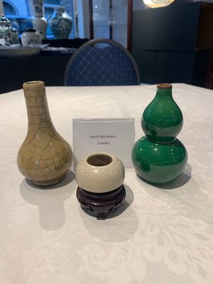 Two Chinese monochrome vases and a water pot on wooden stand, 19/20th C. — photo 1