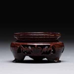 Two Chinese monochrome vases and a water pot on wooden stand, 19/20th C. — photo 12