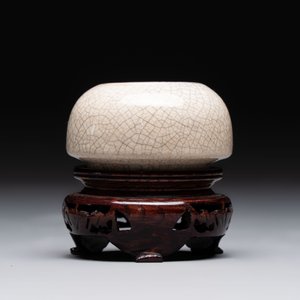 Two Chinese monochrome vases and a water pot on wooden stand, 19/20th C. — photo 8