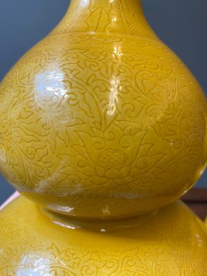 Two Chinese monochrome yellow-glazed triple gourd vases with incised designs of lotus scrolls and dragons, Longqing mark, 19th C. — photo 6