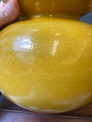 Two Chinese monochrome yellow-glazed triple gourd vases with incised designs of lotus scrolls and dragons, Longqing mark, 19th C. — photo 8