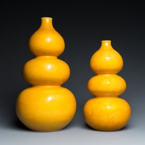 Two Chinese monochrome yellow-glazed triple gourd vases with incised designs of lotus scrolls and dragons, Longqing mark, 19th C. — photo 2