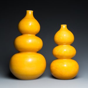 Two Chinese monochrome yellow-glazed triple gourd vases with incised designs of lotus scrolls and dragons, Longqing mark, 19th C. — photo 3