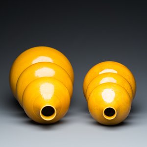 Two Chinese monochrome yellow-glazed triple gourd vases with incised designs of lotus scrolls and dragons, Longqing mark, 19th C. — photo 6
