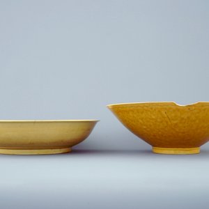 Two Chinese monochrome yellow shallow bowls, 18/19th C. — photo 3