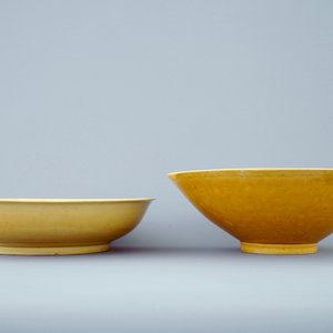 Two Chinese monochrome yellow shallow bowls, 18/19th C. — photo 4