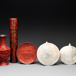 Two Chinese mother-of-pearl plaques, a cinnabar lacquer vase, a plate and a lacquer case, 19/20th C. — foto 1