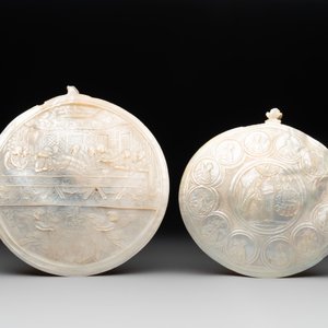Two Chinese mother-of-pearl plaques, a cinnabar lacquer vase, a plate and a lacquer case, 19/20th C. — foto 12