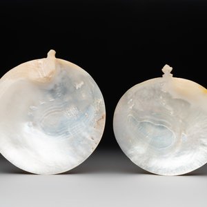 Two Chinese mother-of-pearl plaques, a cinnabar lacquer vase, a plate and a lacquer case, 19/20th C. — foto 13