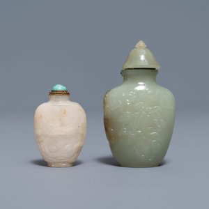 Two Chinese Mughal-style white and celadon jade snuff bottles, 19th C. — photo 2