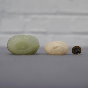Two Chinese Mughal-style white and celadon jade snuff bottles, 19th C. — photo 8