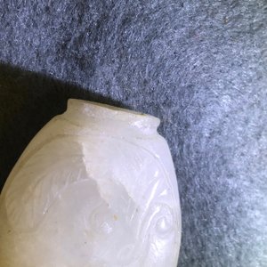Two Chinese Mughal-style white and celadon jade snuff bottles, 19th C. — photo 10