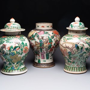 Two Chinese Nanking famille verte covered vases and a famille rose vase, 19th C. — photo 1