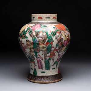 Two Chinese Nanking famille verte covered vases and a famille rose vase, 19th C. — photo 2