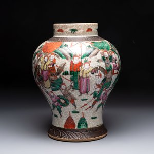 Two Chinese Nanking famille verte covered vases and a famille rose vase, 19th C. — photo 3