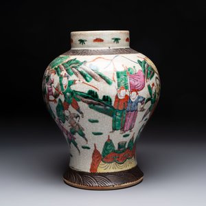 Two Chinese Nanking famille verte covered vases and a famille rose vase, 19th C. — photo 4