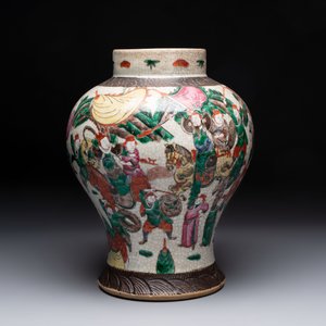 Two Chinese Nanking famille verte covered vases and a famille rose vase, 19th C. — photo 5