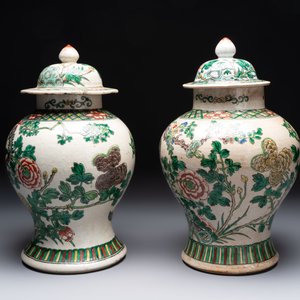 Two Chinese Nanking famille verte covered vases and a famille rose vase, 19th C. — photo 9