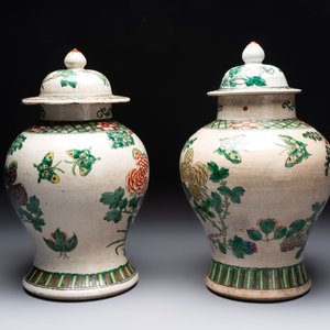 Two Chinese Nanking famille verte covered vases and a famille rose vase, 19th C. — photo 10
