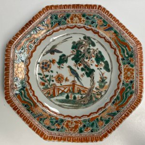 Two Chinese octagonal famille verte dishes and a 'poem' plate, Kangxi — photo 6