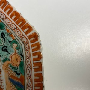 Two Chinese octagonal famille verte dishes and a 'poem' plate, Kangxi — photo 7