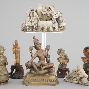 Two Chinese or Tibetan bronze figures, one of Tara seated on a tiger and a set of soapstone carvings, 18/19th C. — photo 1