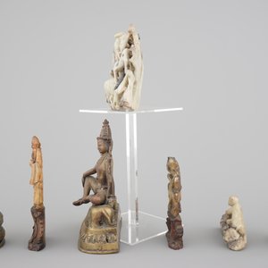 Two Chinese or Tibetan bronze figures, one of Tara seated on a tiger and a set of soapstone carvings, 18/19th C. — photo 2