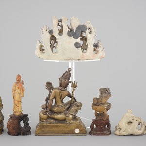 Two Chinese or Tibetan bronze figures, one of Tara seated on a tiger and a set of soapstone carvings, 18/19th C. — photo 3