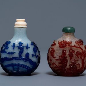 Two Chinese overlay red and blue snowflake glass snuff bottles, 19th C. — 照片 1