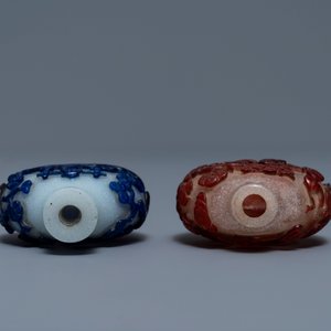 Two Chinese overlay red and blue snowflake glass snuff bottles, 19th C. — 照片 3