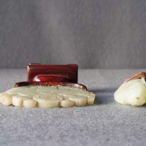 Two Chinese pale celadon jade carvings, Qing — 照片 14