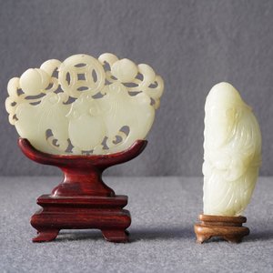 Two Chinese pale celadon jade carvings, Qing — 照片 10