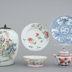 Two Chinese plates, an Imari teapot, 18th C., with a bowl and a ginger jar, 19th C. — 照片 1