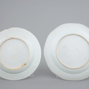 Two Chinese plates, an Imari teapot, 18th C., with a bowl and a ginger jar, 19th C. — 照片 3