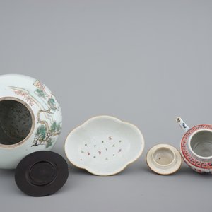 Two Chinese plates, an Imari teapot, 18th C., with a bowl and a ginger jar, 19th C. — 照片 8
