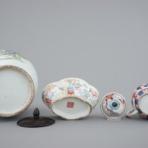 Two Chinese plates, an Imari teapot, 18th C., with a bowl and a ginger jar, 19th C. — 照片 9