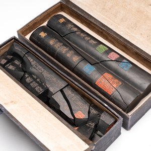 Two Chinese 'Poem' ink cakes, signed Cheng Junfang 程君房, Qianlong mark, one dated 1772, 18th C. — 照片 1