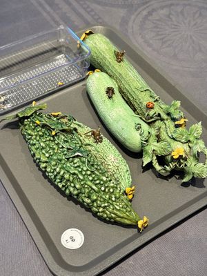 Two Chinese polychrome groups of cucumbers and bitter melons with insects, 19/20th C. — photo 2