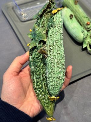 Two Chinese polychrome groups of cucumbers and bitter melons with insects, 19/20th C. — photo 4