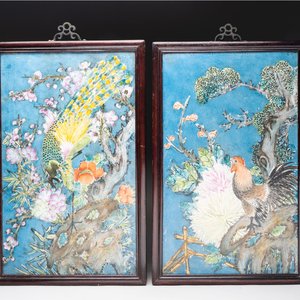 Two Chinese polychrome 'peacock' and 'rooster' plaques with wooden frames, 20th C. — 照片 1
