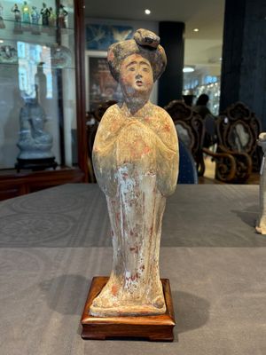 Two Chinese polychrome pottery figures and a female head, Tang — photo 20