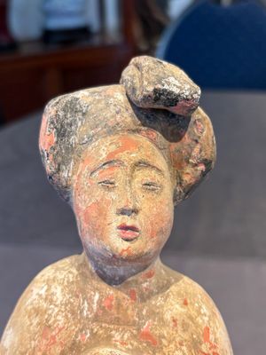 Two Chinese polychrome pottery figures and a female head, Tang — photo 27