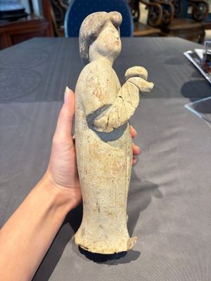 Two Chinese polychrome pottery figures and a female head, Tang — photo 4